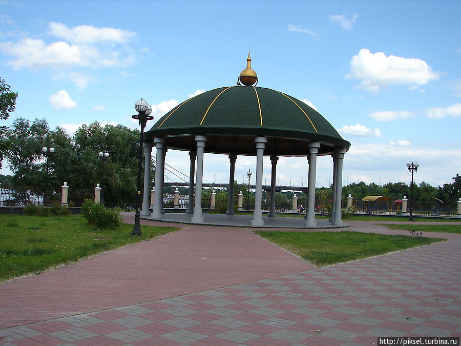 Ротонда напротив храма Киев, Украина