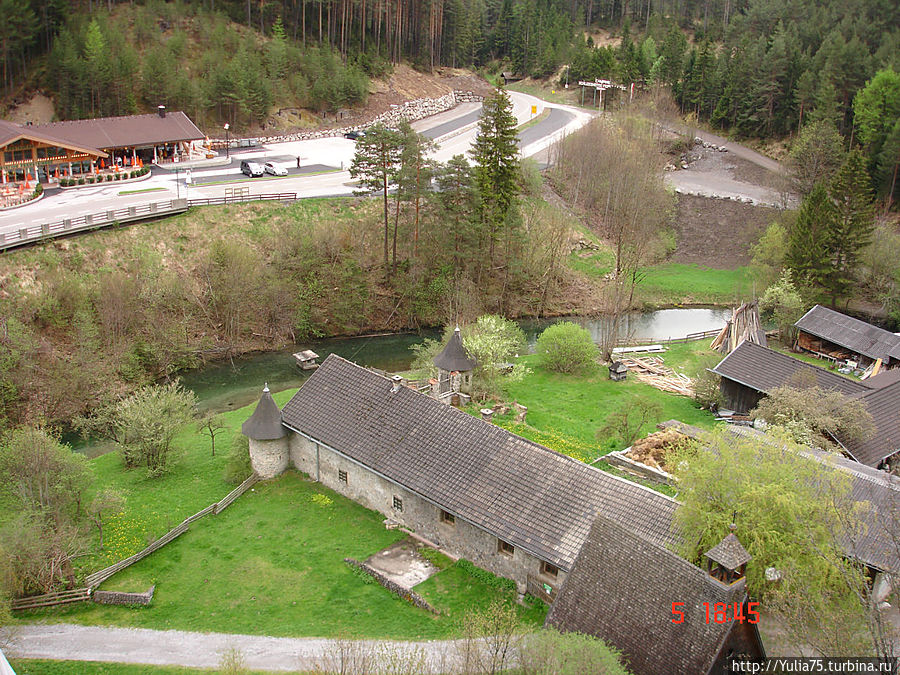 Вид на дорогу и внутренний дворик Земля Тироль, Австрия