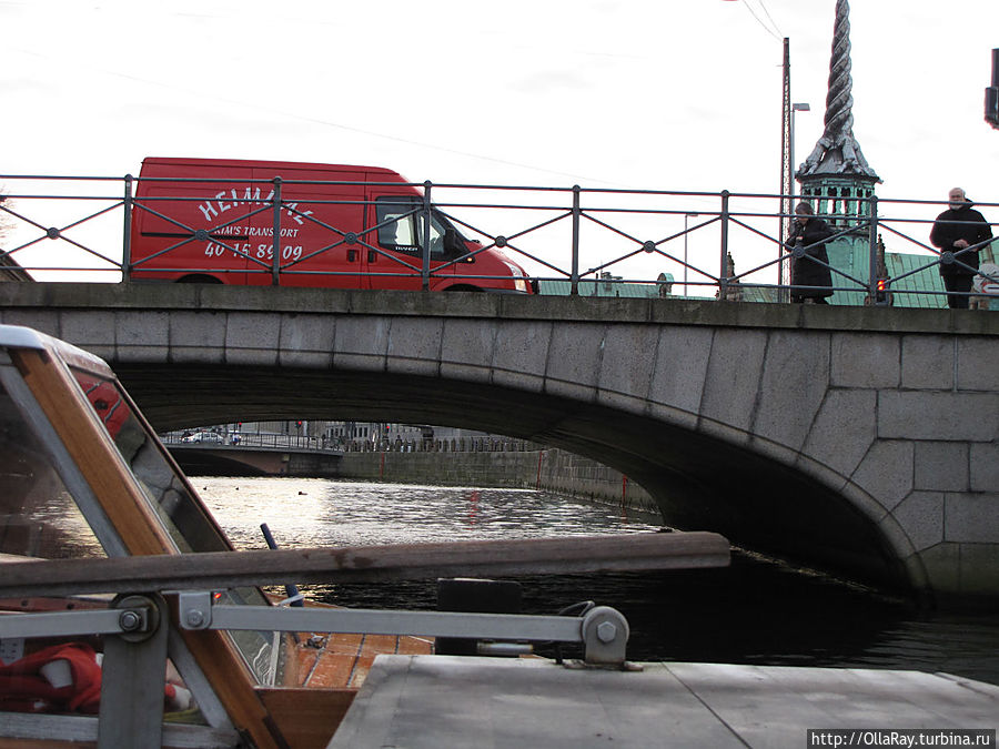Мосты низкие, когда под ними проходит лодка, вставать не разрешается. Копенгаген, Дания