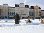 Radisson Resort Zavidovo. В этом корпусе находятся все рестораны и СПА с бассейном. Вид со стороны подъездной дороги