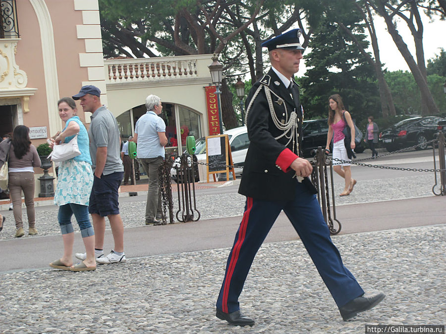 По дворцовой площади шагает командир.