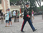 По дворцовой площади шагает командир.