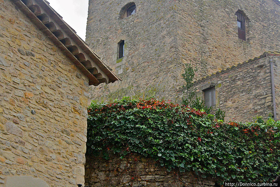 В городе есть также замок, но он в не-сезон закрыт