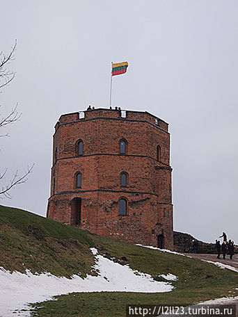 Башня Гедимина — все, что осталось от замка, положившего начало городу