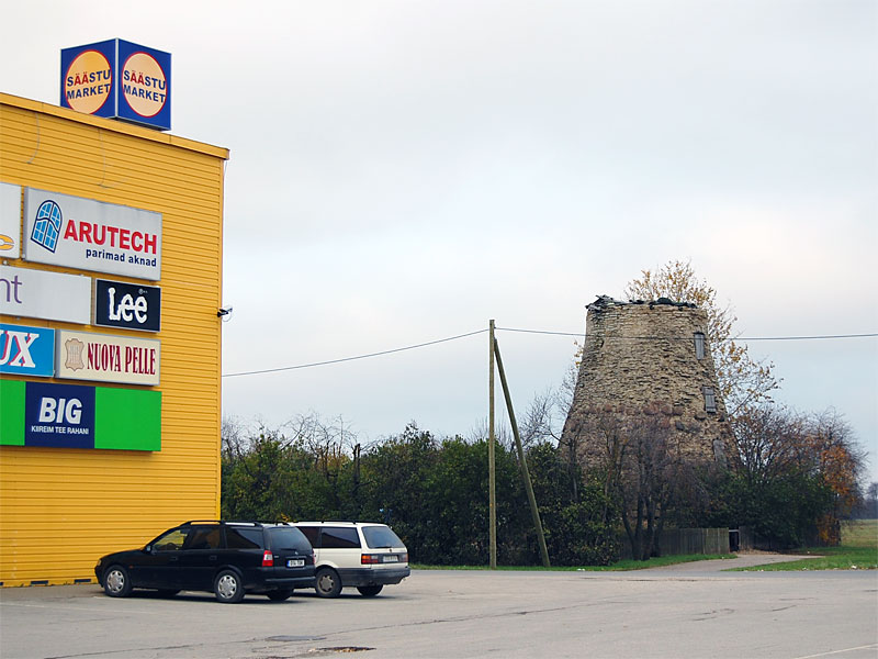 Останки ветряной мельницы у торгового центра Prestone Кохтла-Ярве, Эстония