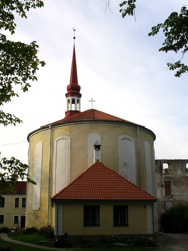Вид на замок со стороны церкви Пылтсамаа, Эстония