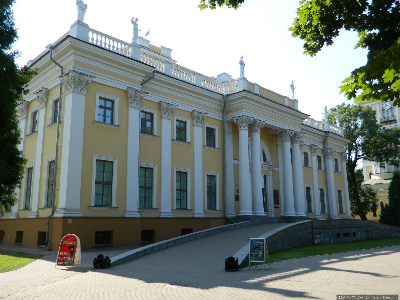 Фасад дворца Румянцевых-П
