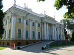 Фасад дворца Румянцевых-Паскевичей