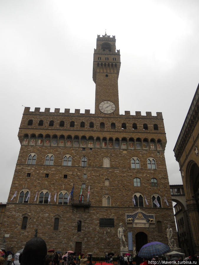 Палаццо Веккьо, или дворец Синьории. Построен в 1294 году. Это мощное сооружение готического стиля имеет зубчатое завершение. Над ним возвышается башня построенная в 1310 году, высотой 94 метра. Флоренция, Италия