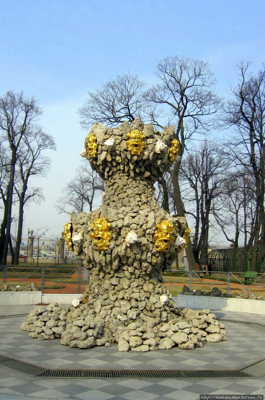 Коронный фонтан (арх.М.Земцов, 1725 г.) Воссоздан в 2011 г. Санкт-Петербург, Россия