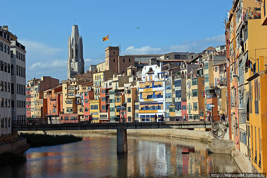 символ Жироны-дома, глядящие в речку Оньяр Жирона, Испания