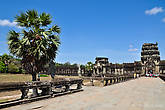 Изначально Ангкор Ват не строился как храм для верующих людей, предполагалось, что здесь будут жить только Боги, поэтому доступ в его центральные части был разрешен только высоким религиозным и политическим деятелям.