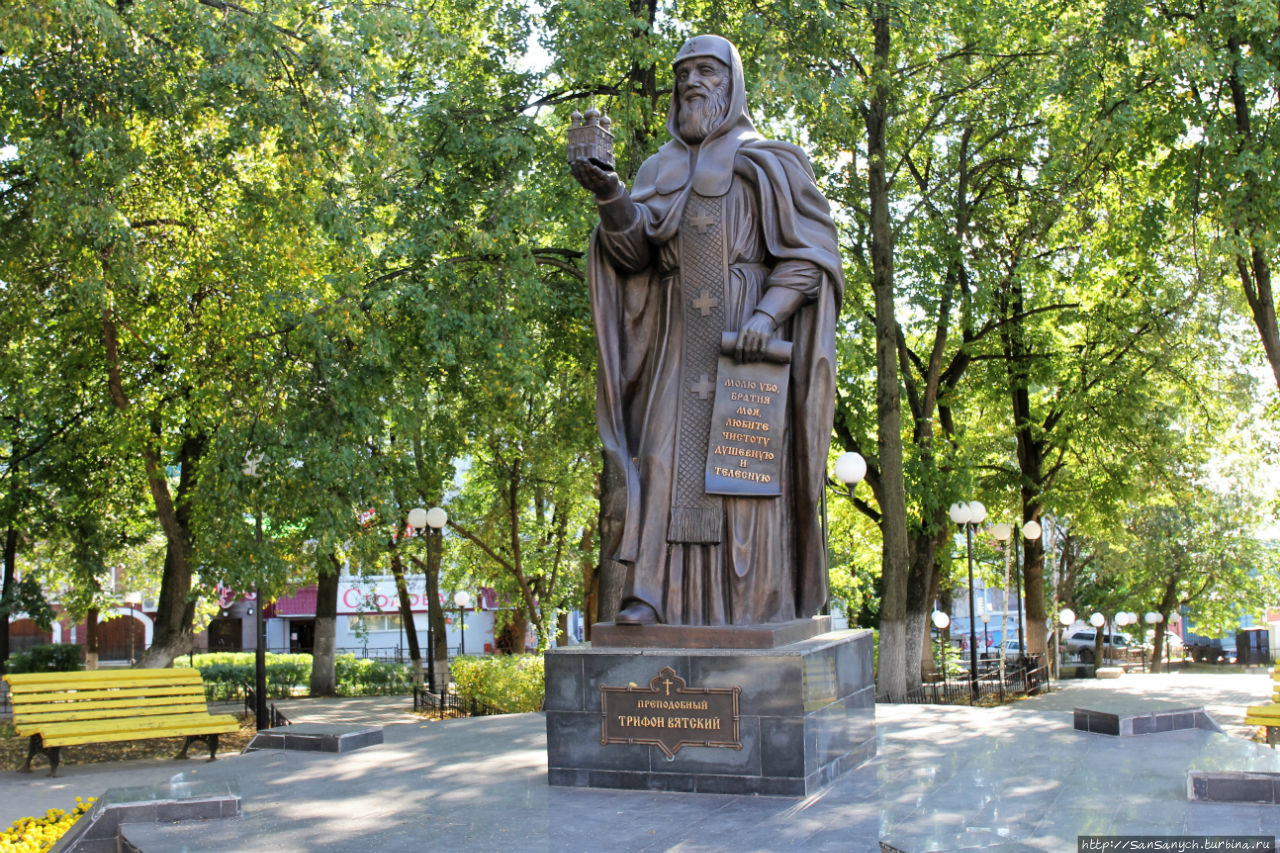 Памятник Покровской церкви. Киров, Россия