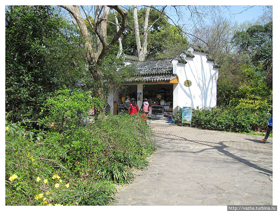 Не большой магазин где можно купить колу и мороженое Шанхай, Китай