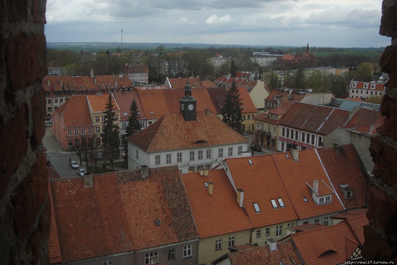 Панорама городка из башен замка. Польша
