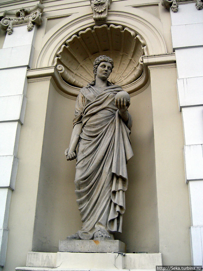Скульптура Урании, украшающая ворота университета. Урания — муза астрономии, обычно изображается с глобусом в руке Варшава, Польша