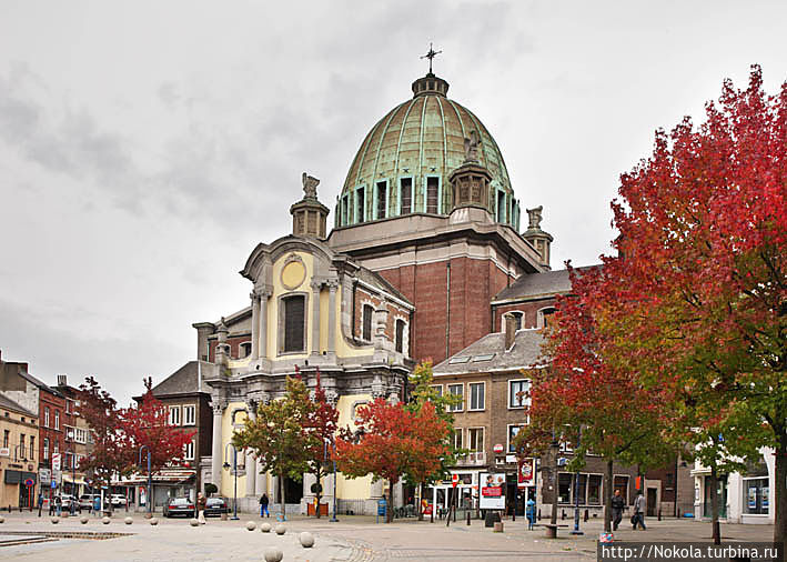 Площадь Шарля II. Церковь Св. Христофора Шарлеруа, Бельгия