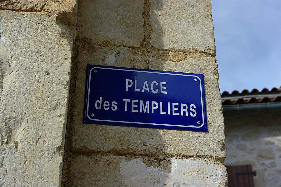 Прошлое деревни встречается на каждом шагу. Это и названия улиц и площадей.. Ла-Кавальри, Франция
