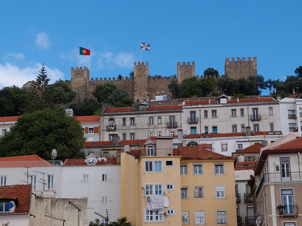 Вид на замок Св.Георгия из района Байши Лиссабон, Португалия