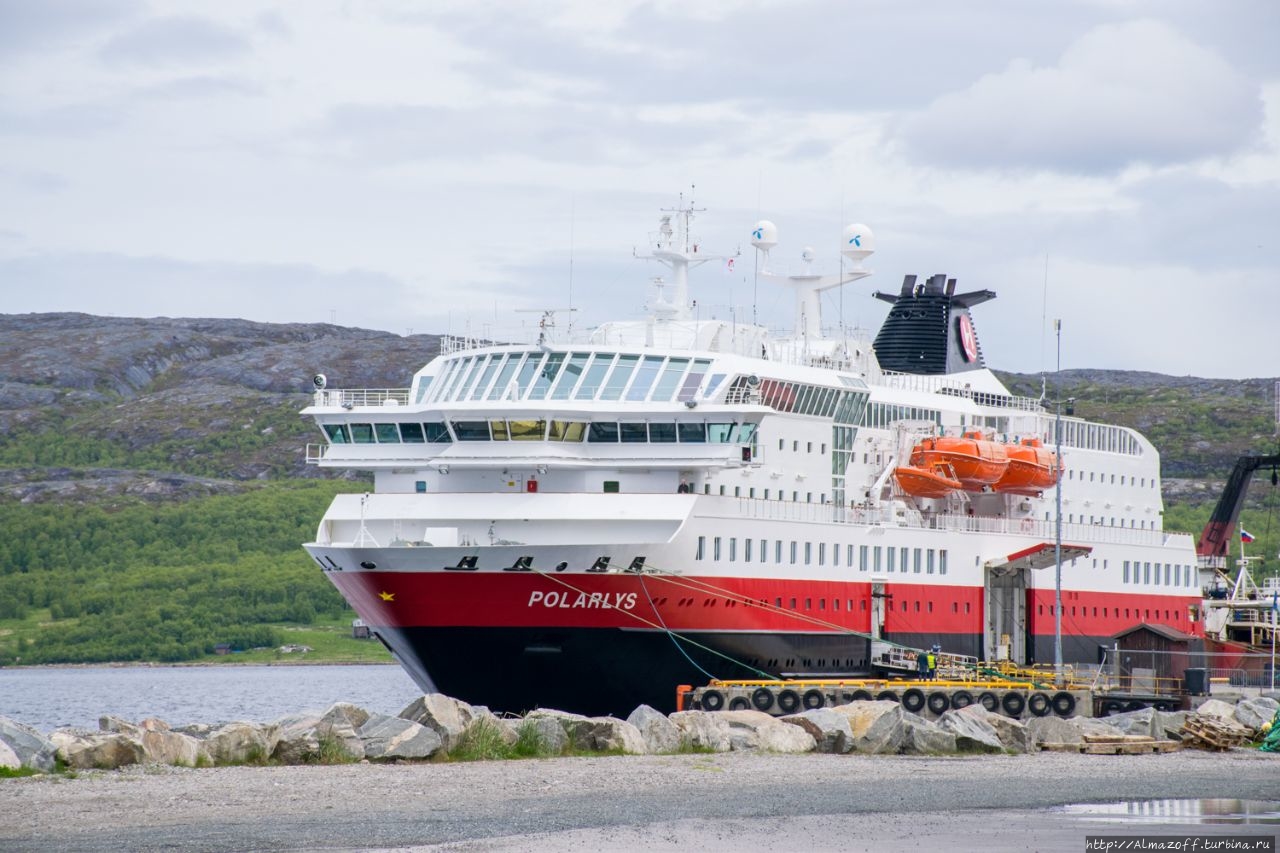 На пароме Hurtigruten по Баренцову морю вокруг Финнмарка Вадсё, Норвегия