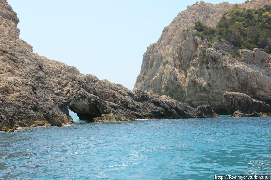 На кораблике в бухту Навайо и голубые пещеры Остров Закинф, Греция
