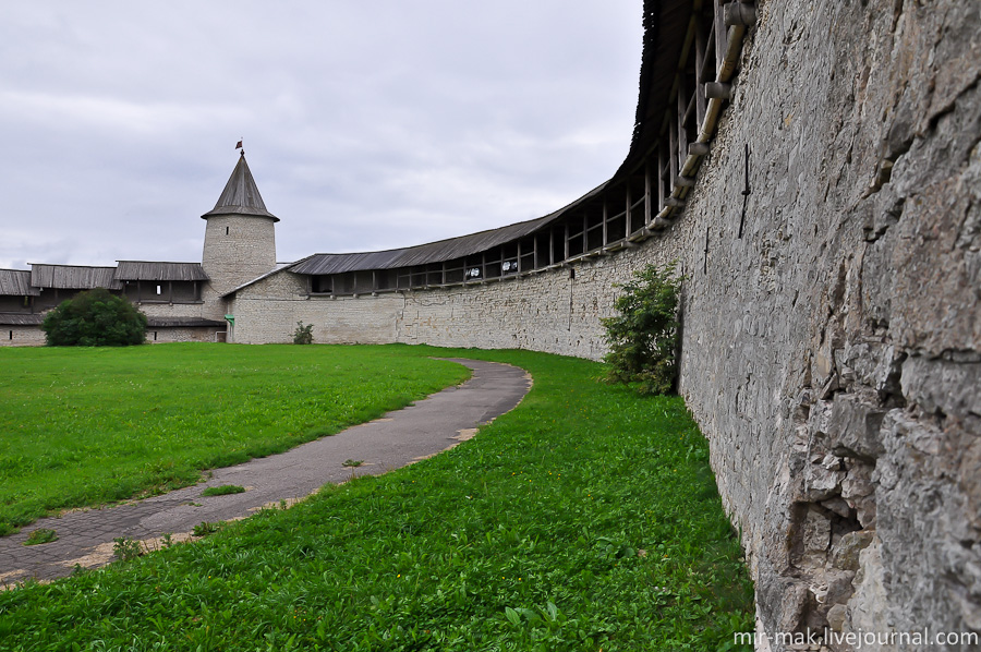 Крепостные стены, достигающие толщины до шести метров и высотой до восьми метров, имели ходовые площадки и деревянную кровлю для удобства воинов при отражении атаки.