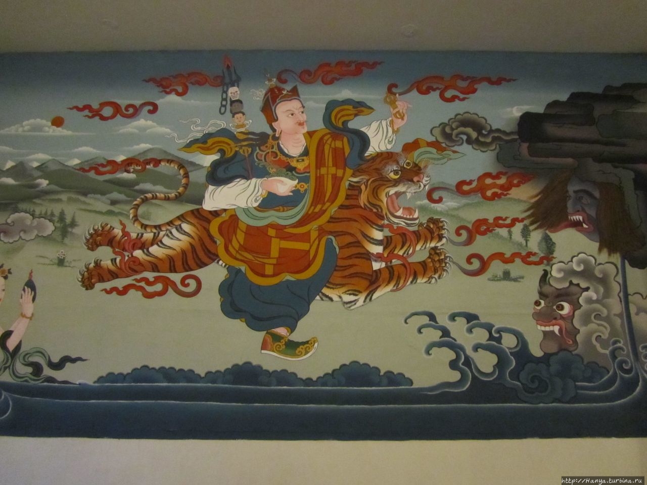 Хранитель Востока, известный как Юлхорсон, изображен с  лютней Паро, Бутан