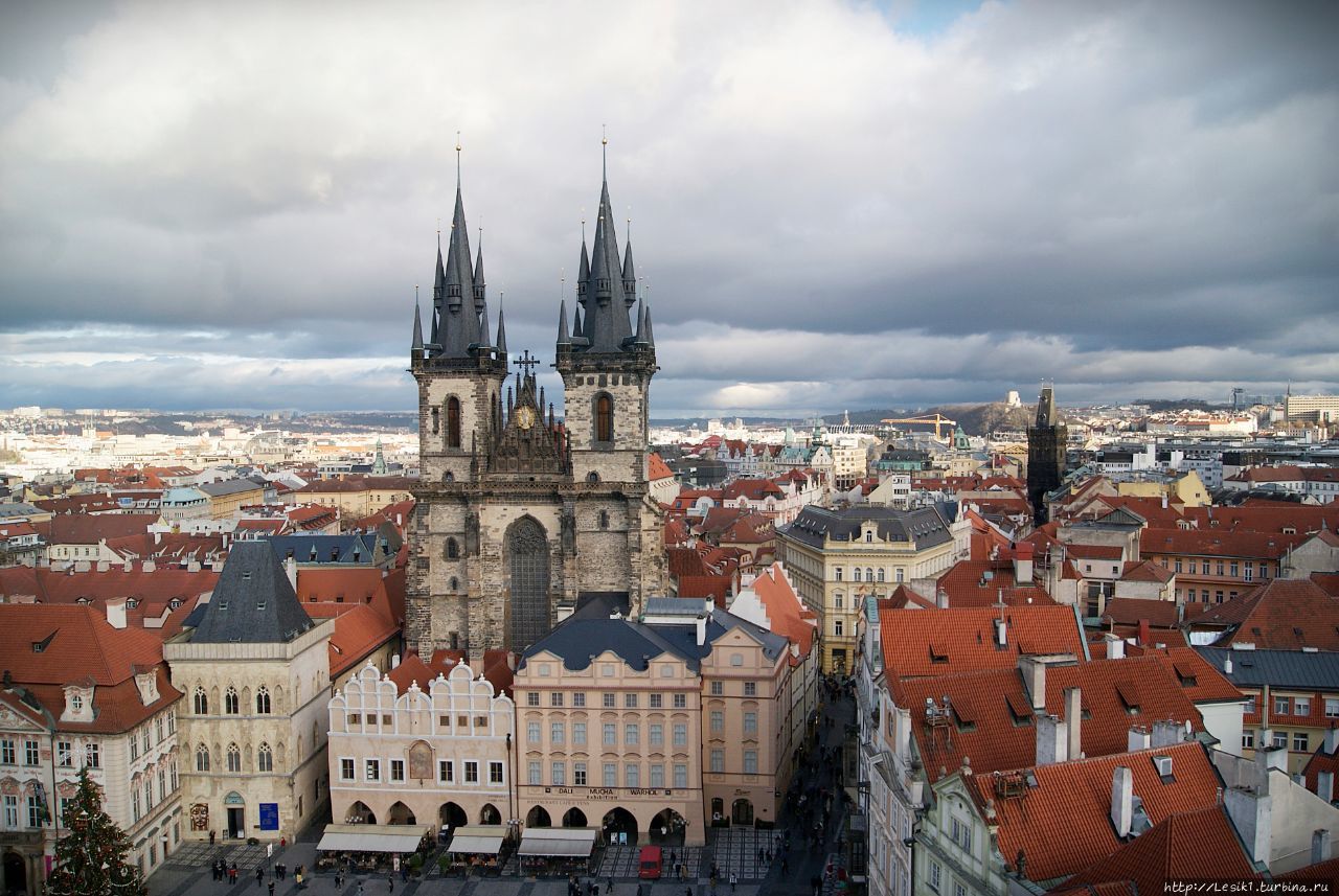 Наверное, самый узнаваемый вид Праги открывается с башни Староместской Ратуши.