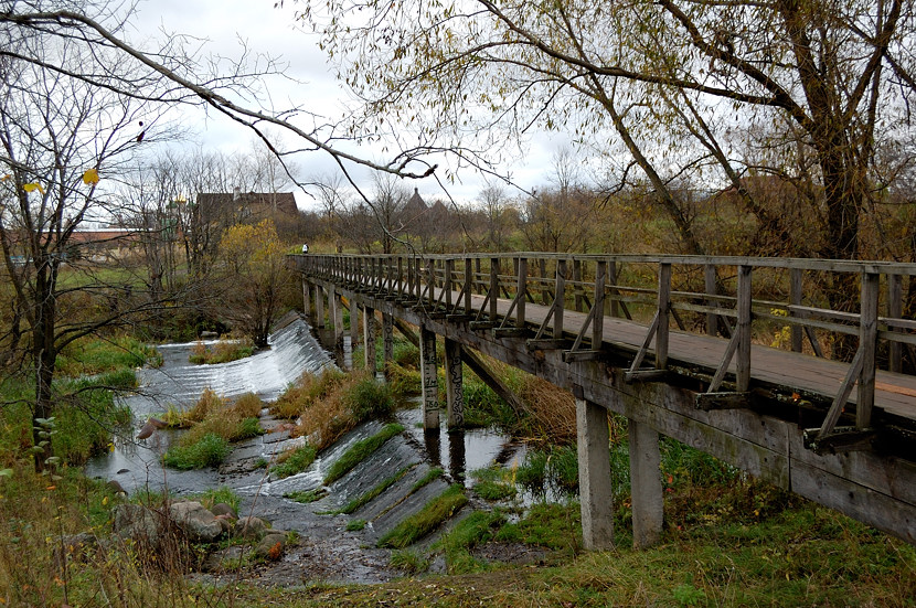 Чуть не утонув в грязи, я перебрался через речку вот по этому мостику Суздаль, Россия