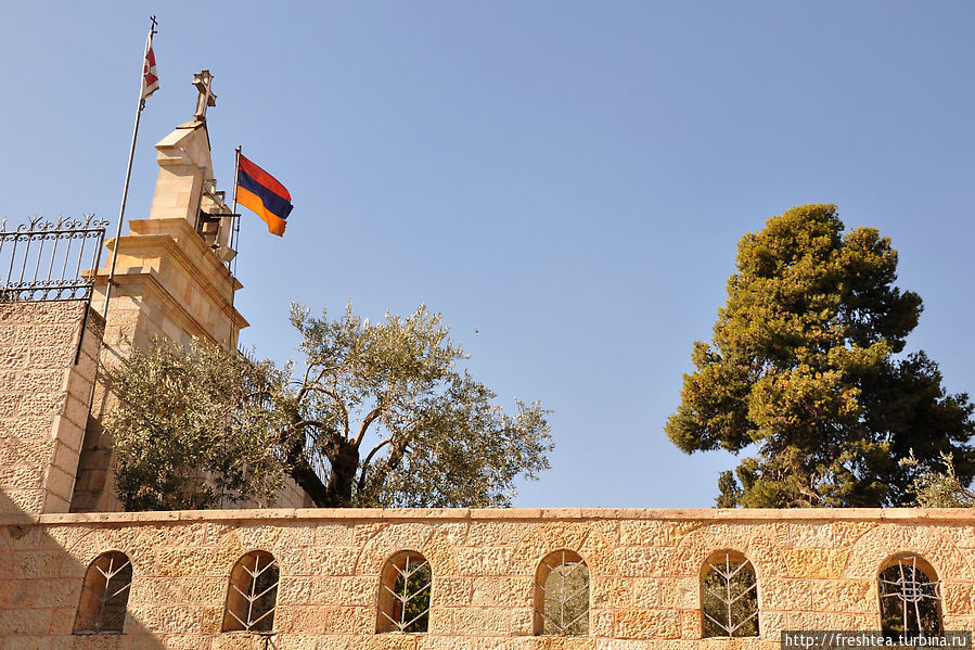 Вид со двора храма на фасадную башню-звонницу (она обращена к Гефсиманскому саду). Иерусалим, Израиль