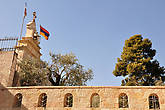 Вид со двора храма на фасадную башню-звонницу (она обращена к Гефсиманскому саду).
