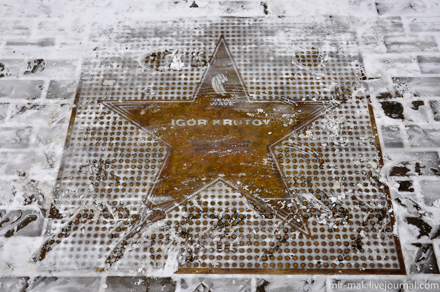 На улице ведущей к набережной есть что-то вроде аллеи славы, с символическими звездами, принадлежащими некоторым известным людям. Рига, Латвия