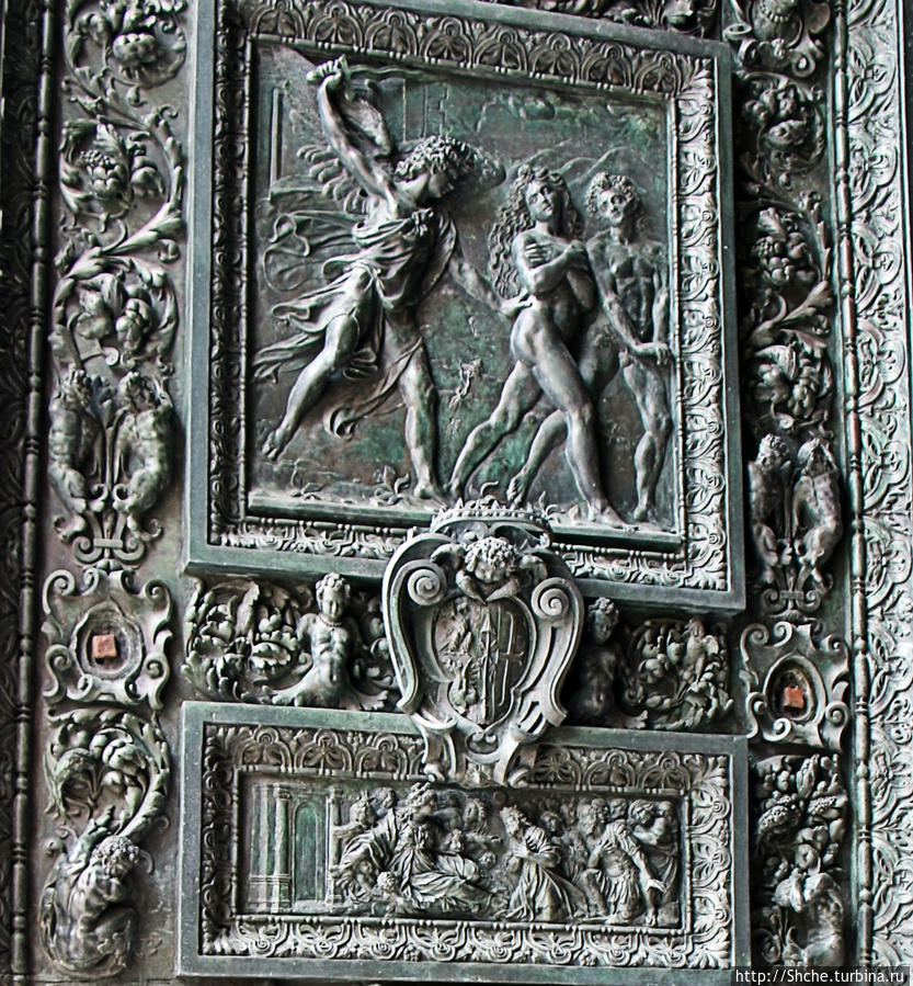 двери на входе в базилику Лорето, Италия