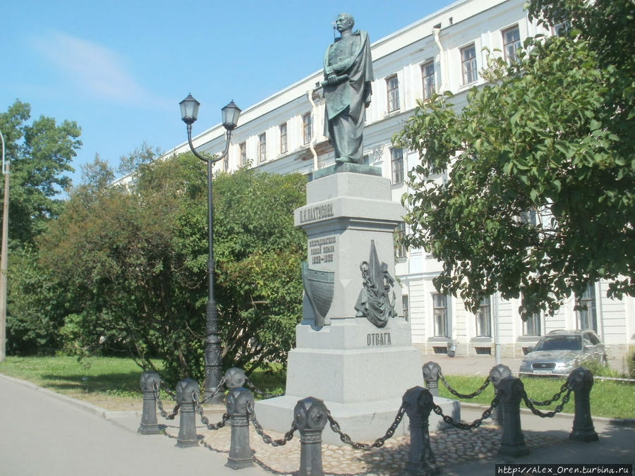 Памятник П.К.Пахтусову, изслѣдователю Новой Земли. Кронштадт, Россия