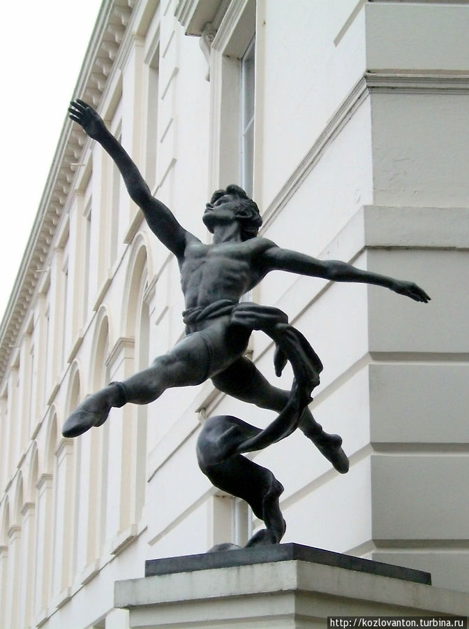 Jete (1975) скульптора Энцо Плаццоты, посвященная ныне здравстующему английскому танцовщику Дэвиду Воллу. Лондон, Великобритания