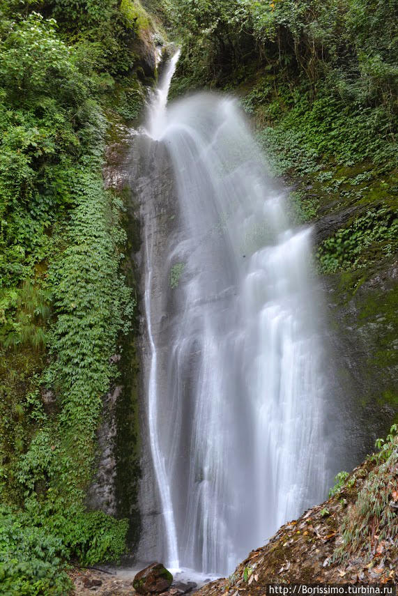 Некоторые радуют взор красивыми водопадами. Непал