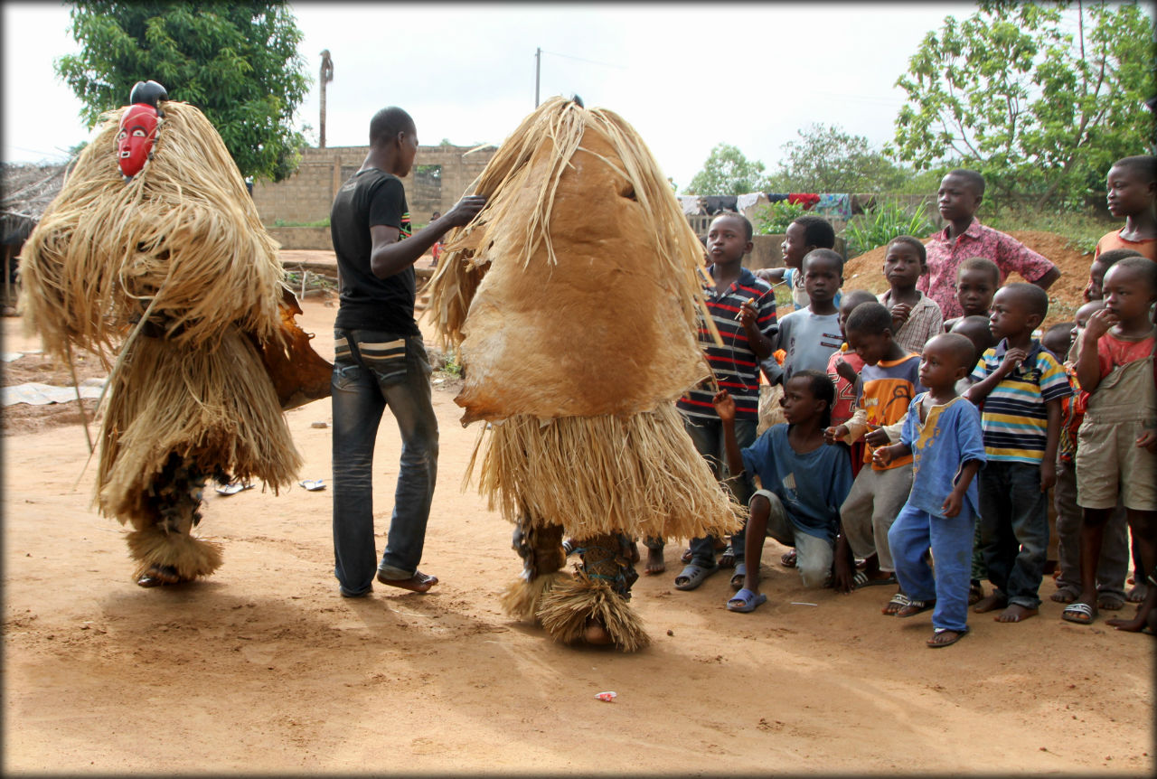 Соломенные люди или танец народа Бауле Гбоми-Кондеяокро, Кот-д'Ивуар