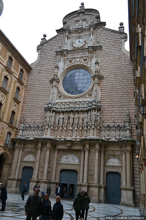 Фасад базилики создан по проекту Франсиска П. Вильяра-Ласано. Монастырь Монтсеррат, Испания