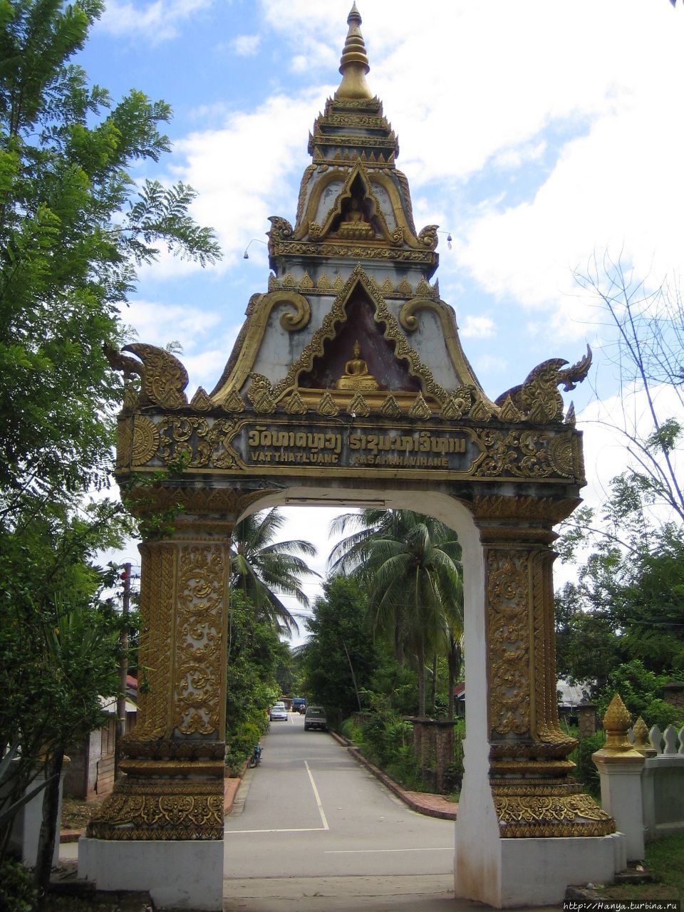 Входные ворота в Ват Тхат Луанг