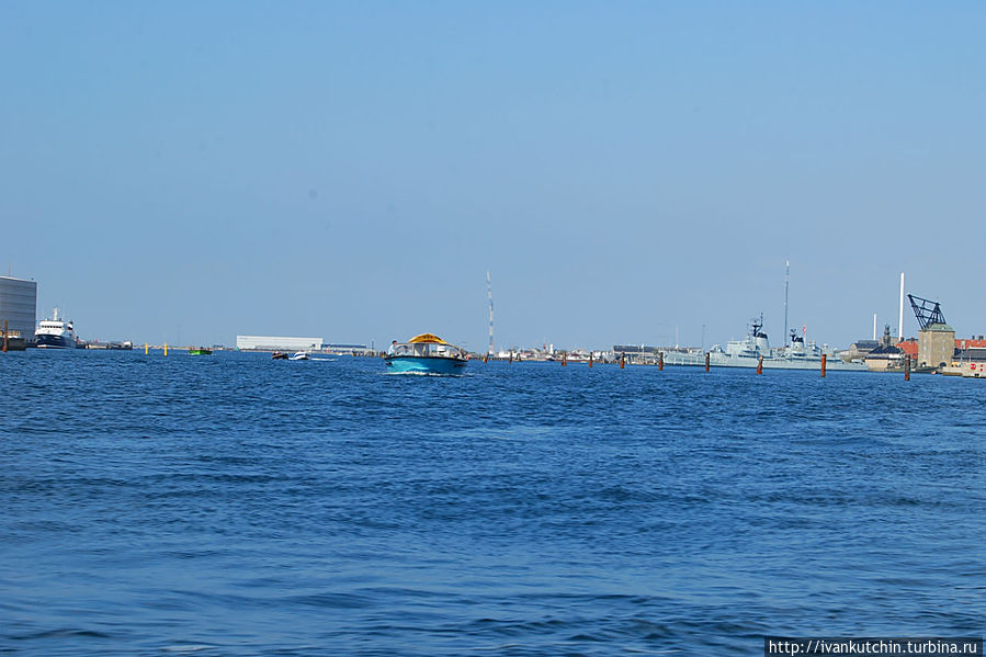 Таких как наша лодок довольно много курсирует