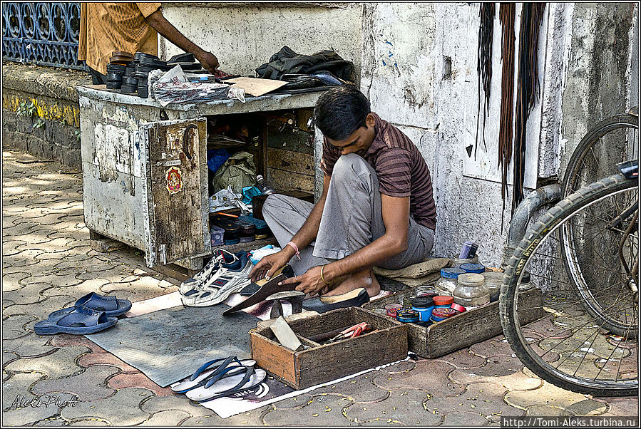 Ремонт обуви здесь — на каждом углу...
* Мумбаи, Индия