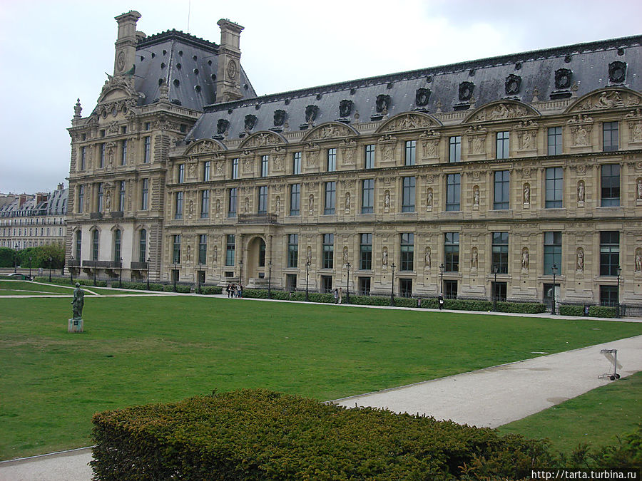 Крыло Лувра окружает сад с правой стороны. Париж, Франция