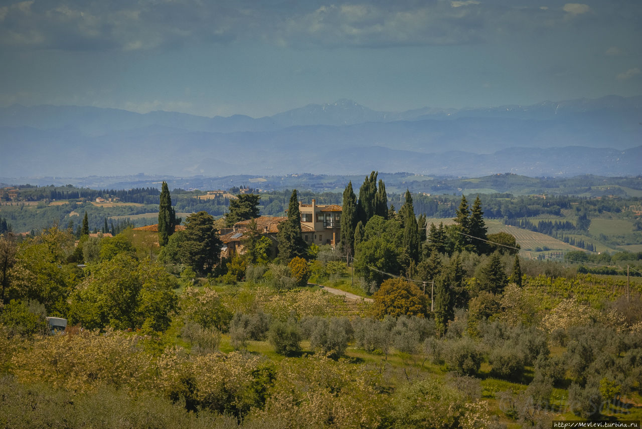 Город San Gimignano над долиной местного Кьянти Сан-Джиминьяно, Италия