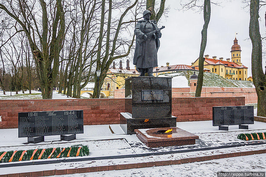 Во время Великой Отечественной войны замок практически не пострадал. 28 июня 1941 года в нём располагался штаб немецкой 2-й танковой группы генерала Гудериана. Во времена СССР здесь был санаторий КГБ. Минск и область, Беларусь