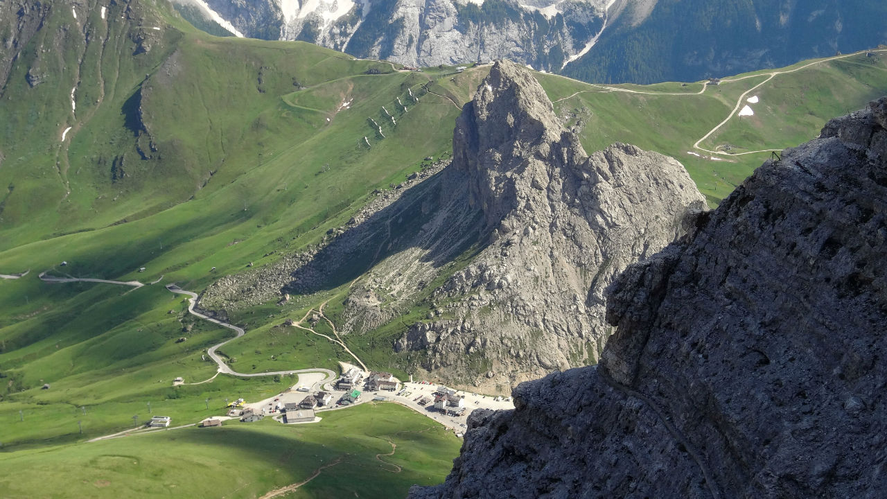 Вид на Passo Pordoi с Passo Sella Канацеи, Италия