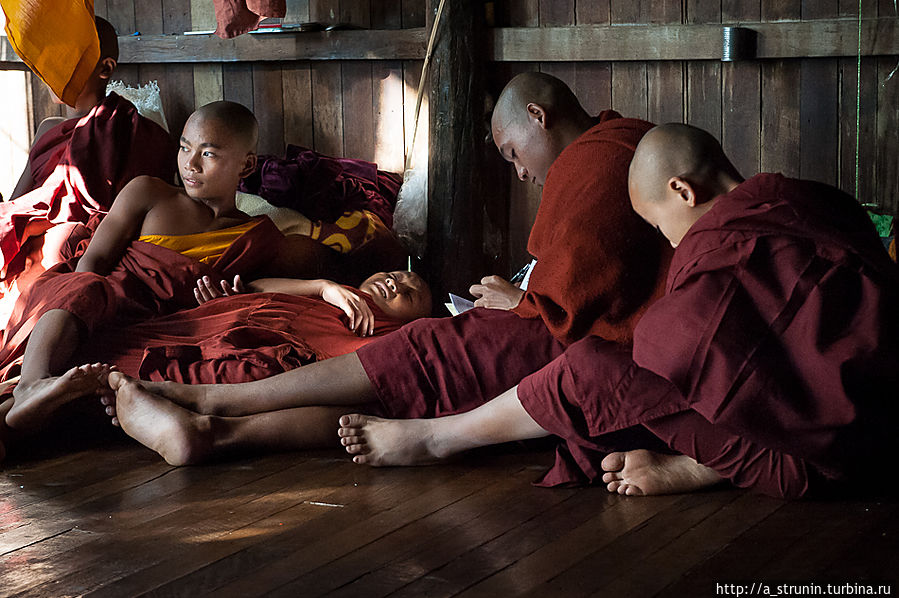 Монахи озера Инле Озеро Инле, Мьянма