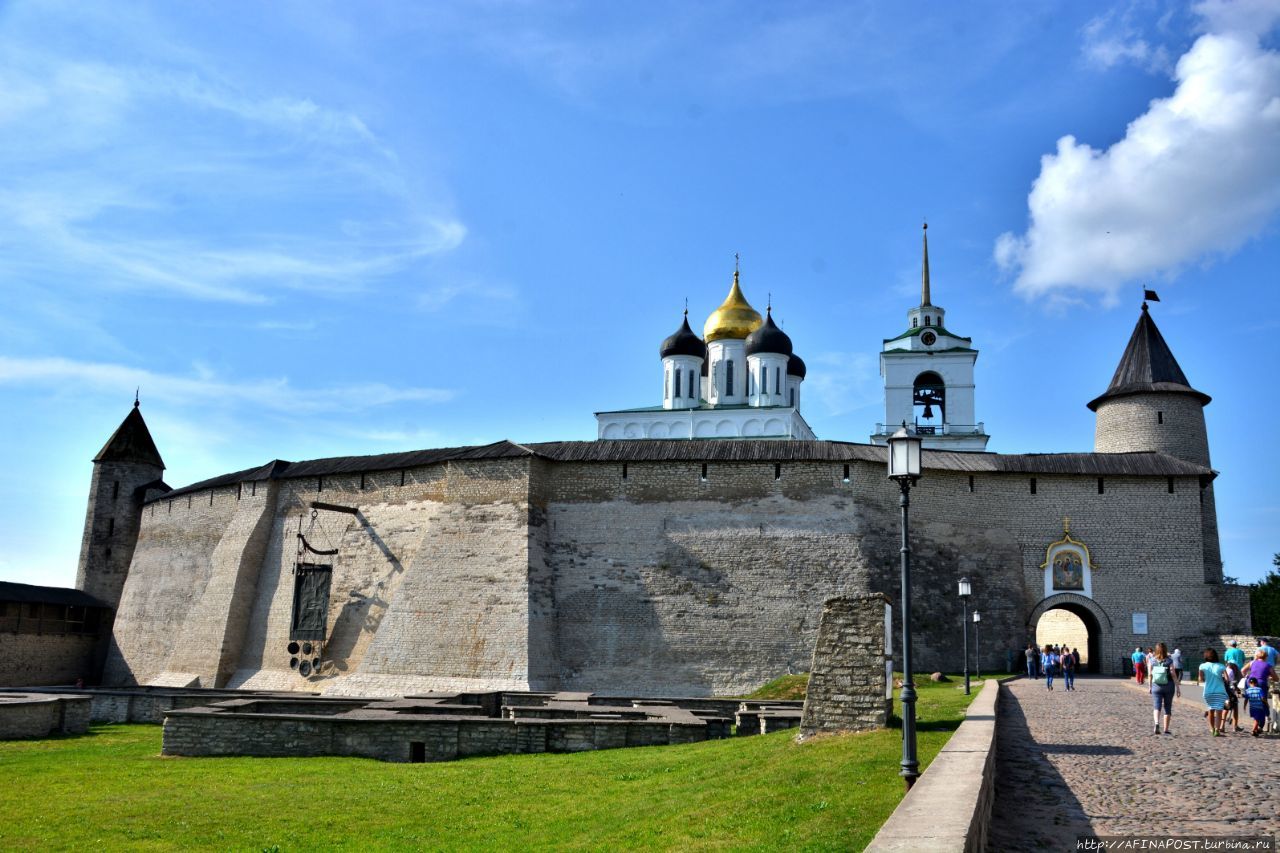 Псков замок. Псков крепость. Крепость Изборск в Пскове Кремль. Каменный Кремль в Пскове 15 век. Каменный Кремль в Пскове 14 век.