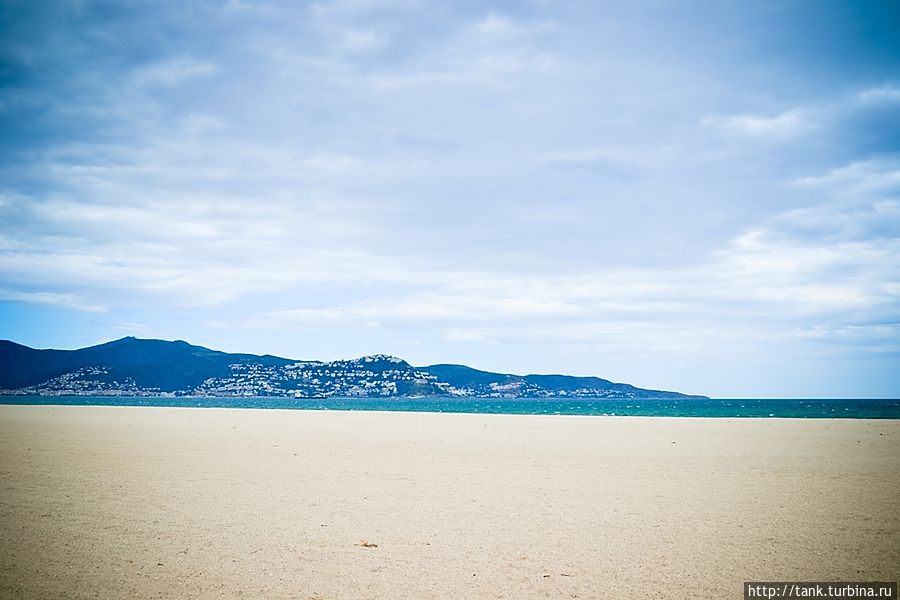 … А на другой стороне залива виднеется Росес.