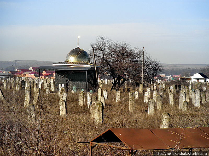 Мусульманское кладбище вдоль дороги Верхние Ачалуки, Россия