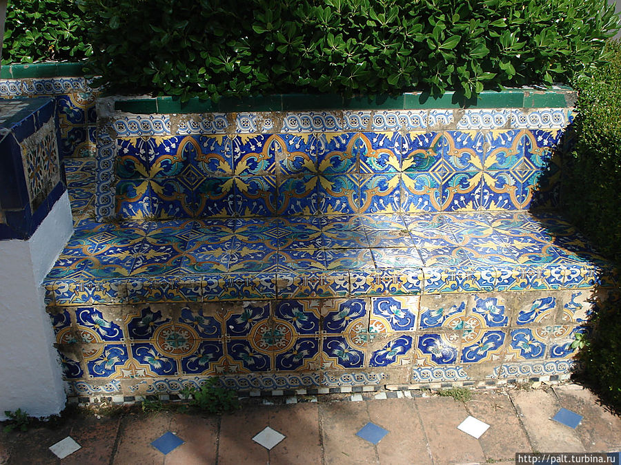 В жару так приятно сидеть на такой скамье...